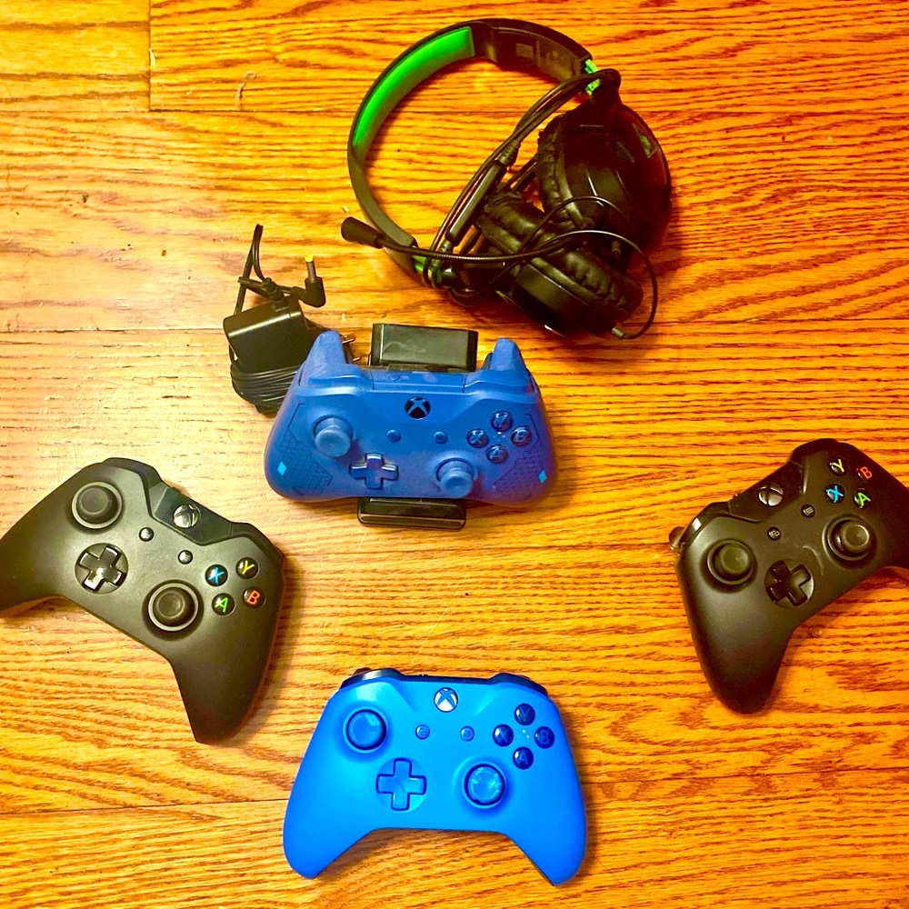 SOLD - Xbox One wireless controllers, rechargeable batteries, docking station